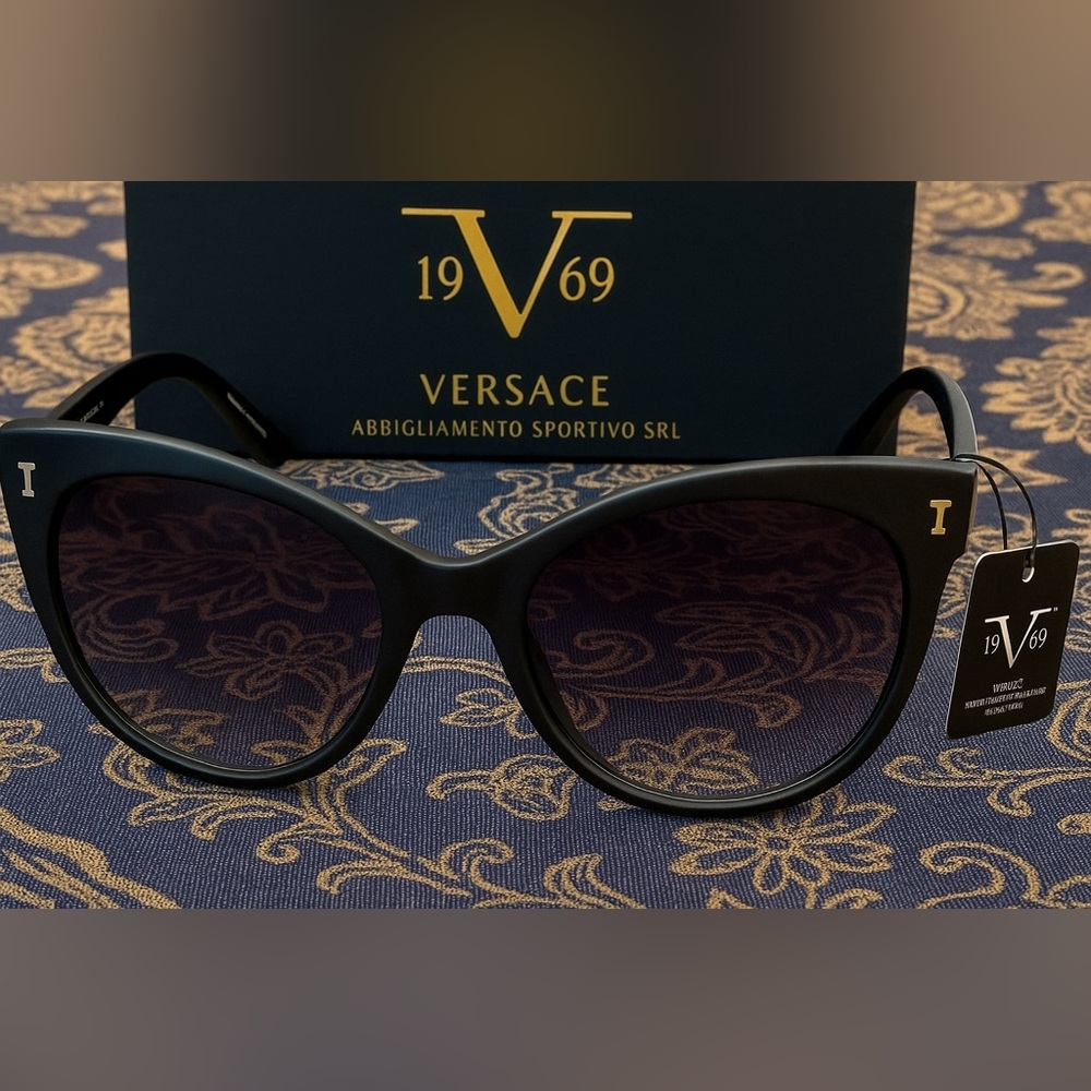 VERSACE 19.69 Black Sunglasses
NWT
LLV9523 C1 55/16